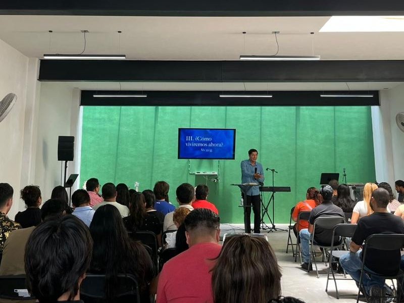 Pastor Yahir Navarro predicando